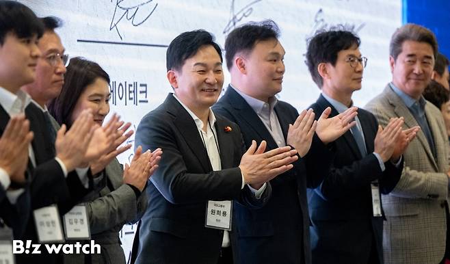 원희룡 국토교통부 장관이 19일 오후 경기도 성남시 네이버 본사에서 열린 스마트 빌딩 활성화 로드맵 발표식에서 채선주 네이버 ESG 대표를 비롯한 참석자들과 스마트 빌딩 공동연구 MOU 세리머니를 하고 있다./사진=이명근 기자 qwe123@