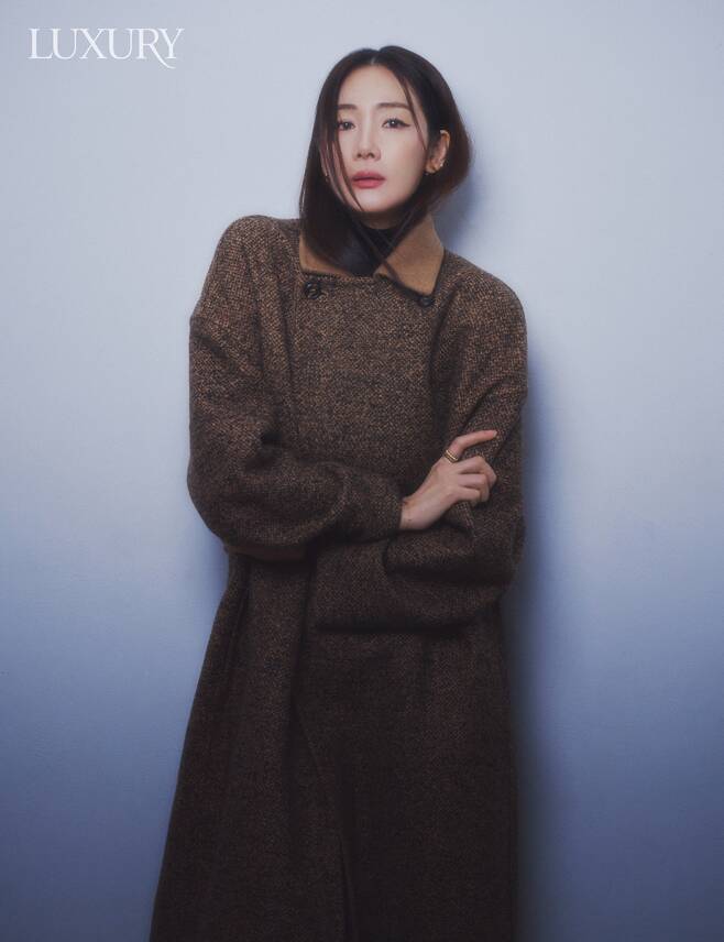 Actor Choi Ji-woo has released a photoshoot.Choi Ji-woo presented a luxurious aura through the January issue of the magazine Luxury.In this pictorial, which was held under the concept of Old Money Look, Choi Ji-woo completed a high-quality winter look with a large height, excellent ratio, natural look and pose, perfecting various materials and captains coats.iMBC  ⁇  Photo courtesy of Luxury
