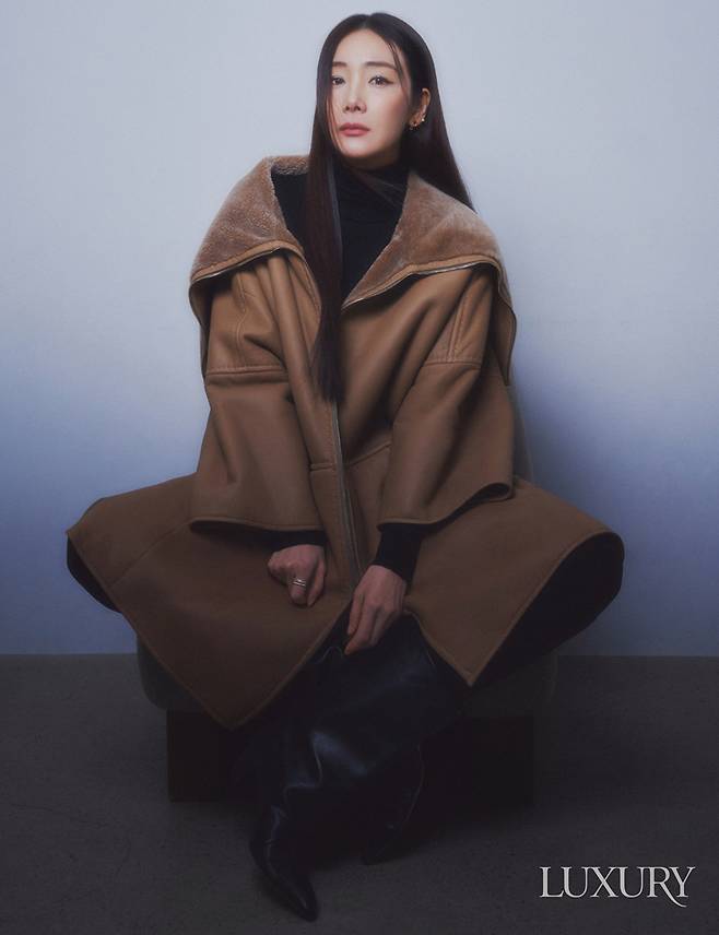 Actor Choi Ji-woo has released a photoshoot.Choi Ji-woo presented a luxurious aura through the January issue of the magazine Luxury.In this pictorial, which was held under the concept of Old Money Look, Choi Ji-woo completed a high-quality winter look with a large height, excellent ratio, natural look and pose, perfecting various materials and captains coats.iMBC  ⁇  Photo courtesy of Luxury