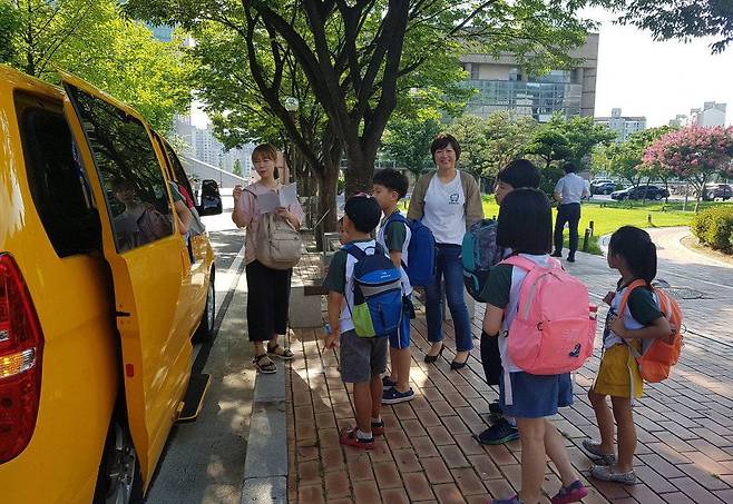 여은영 스쿨버스 대표가 통학 동승자 선생님으로 참여하고 있는 모습 / 출처=스쿨버스