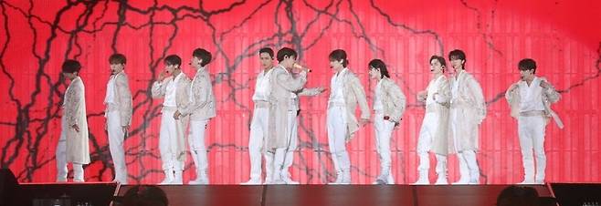 그룹 세븐틴이 일본의 대규모 돔 공연장을 돌며 콘서트를 여는 ‘5대 돔 투어’를 성공적으로 진행하며 글로벌 인기를 과시했다. 사진제공｜플레디스엔터테인먼트