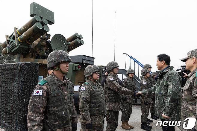 오세훈 서울시장이 19일 오후 육군 제1방공여단을 방문해 단거리 지대공 유도무기 '천마'에 대한 설명을 들은 후 군 장병들과 악수하고 있다. 2023.12.19/뉴스1 ⓒ News1 이재명 기자