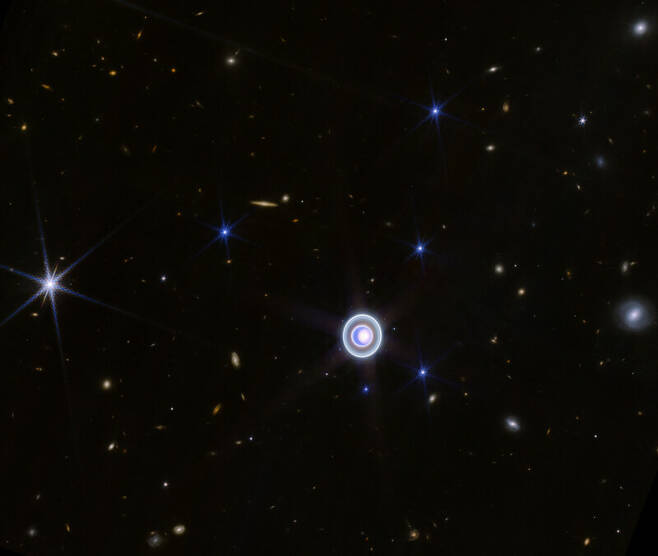 이 사진엔 천왕성의 27개 위성 중 위 사진에 없는 5개 위성(오베론, 움브리엘, 아리엘, 미란다, 티타니아)이 파란색 점이 포함돼 있다. 나사 제공