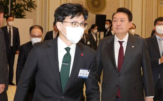 윤석열 대통령이지난 1월 26일 청와대 영빈관에서 열린 정부업무보고(법무부.공정위.법제처)에 참석하고 있다. 한동훈 법무장관이 입장하며 자기 자리로 향하고 있다. 대통령실사진기자단