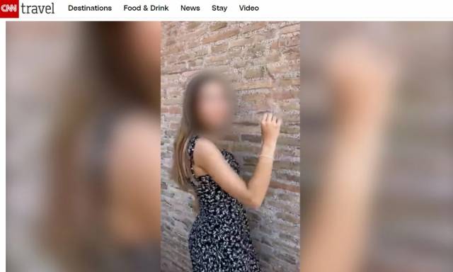 콜로세움 구조물에 낙서를 하다 적발된 소녀. CNN 보도 캡처