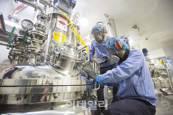 에스티팜 연구원들이 mRNA 시료를 생산 중이다.(제공=에스티팜)