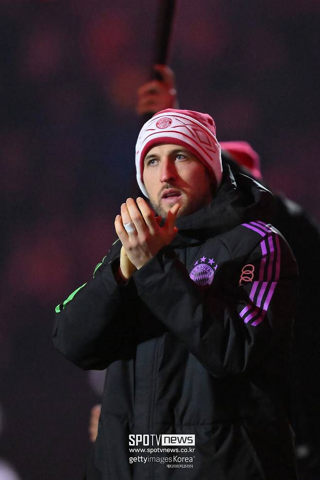 ▲ 해리 케인이 독일 매체와 인터뷰에서 "난 독일에서 정말 행복하다. 커리어 첫 겨울 휴식이 기대된다. 이보다 행복할 수 없다. 잉글랜드에 있는 친구들에게 따뜻한 해변에서 휴가를 보내는 사진을 보내줄 것"이라고 말했다