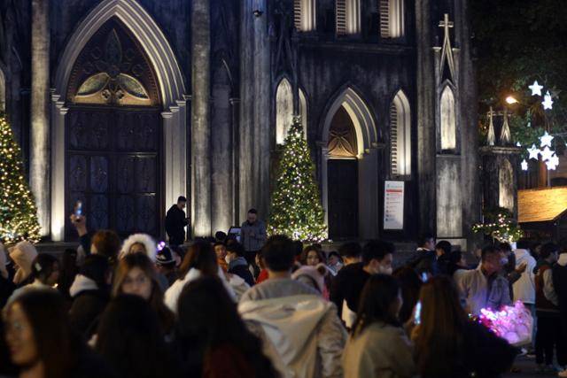 18일 베트남 하노이의 대표 관광지인 성요셉성당 앞이 크리스마스 시즌을 맞아 이곳을 찾은 시민들로 붐비고 있다. 하노이=허경주 특파원