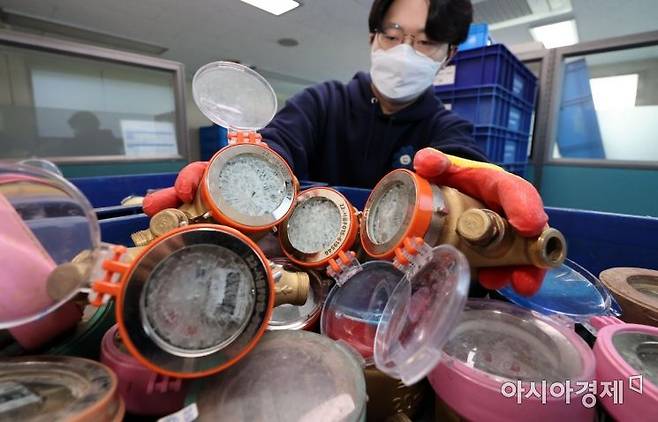 매서운 한파가 이어진 18일 서울 강북구 북부수도사업소에서 관계자가 동파된 수도계량기를 정리하고 있다. 서울시가 이번 겨울 들어 처음으로 수도계량기 동파 '경계' 단계를 발령했다. ‘동파 경계’는 ‘관심-주의-경계-심각’ 4단계의 수도계량기 동파예보제 중 3단계에 해당하며, 일 최저기온이 영하 10도 미만의 날씨가 이틀 이상 지속될 때 발령된다./김현민 기자 kimhyun81@