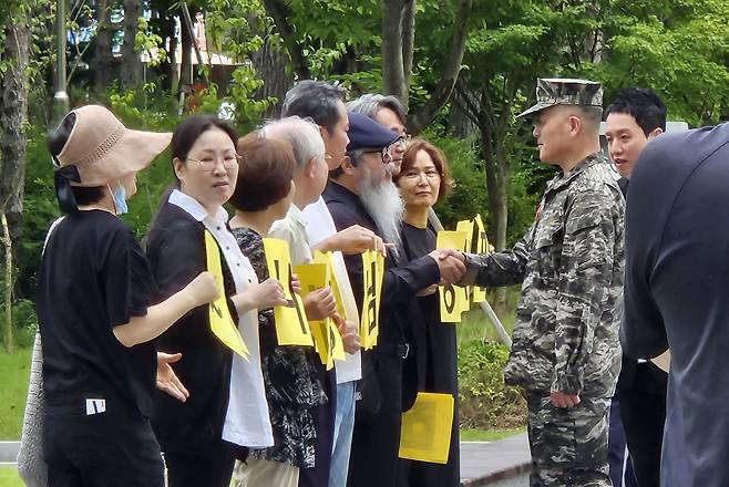 2023년 9월4일 고 이예람 공군 중사의 아버지 이주완씨(왼쪽 악수하는 이)와 박정훈 대령(오른쪽). ⓒ시사IN 이은기