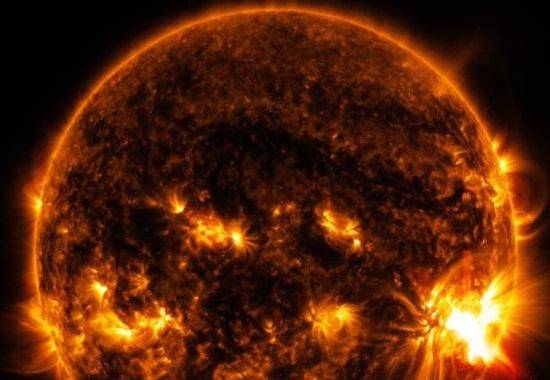 일본 정부가 차세대 에너지 기술인 핵융합(核融合·Nuclear Fusion) 발전 실용화를 위한 민관학(民官學) 조직을 내년 3월 발족한다고 니혼게이자이신문(닛케이)가 26일 보도했다. 핵융합 발전은 '인공태양' 이라고 불리는데, 태양은 핵융합 반응이 일어날 수 있는 고온 플라즈마 환경을 스스로 만든다. /조선DB