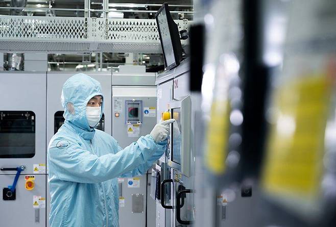 SK하이닉스 PKG(패키징)팀 직원이 작업하는 모습./SK하이닉스 제공