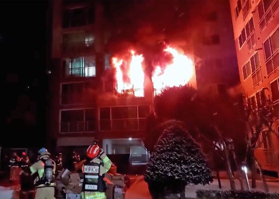 25일 새벽 서울 도봉구 방학동의 한 아파트에서 불이 나 소방대원들이 화재진압을 하고 있다. [뉴시스]