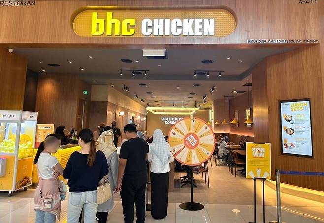공정위는 26일 가맹사업법을 위반한 bhc에 시정명령과 함께 과징금 3억5000만원을 부과했다고 밝혔다. 사진은 bhc치킨 말레이시아 6호점 ⓒbhc 제공