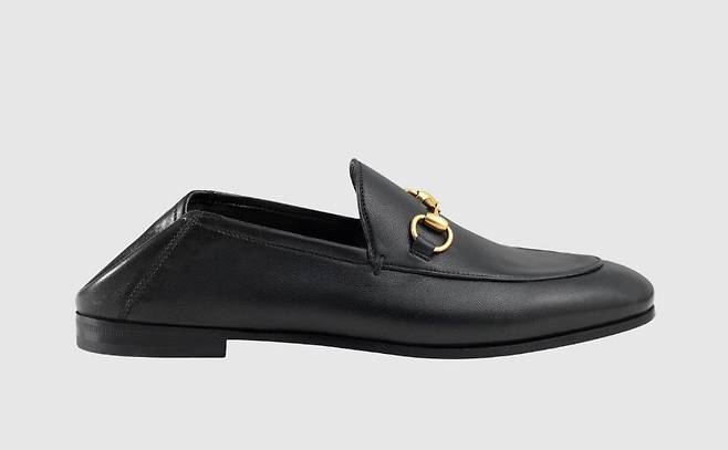 레더 홀스빗 로퍼. 부드럽고 유연한 레더 소재로 제작되어 슬리퍼나 로퍼 형태의 접이식 힐로 착용할 수 있다. 구찌 제공.