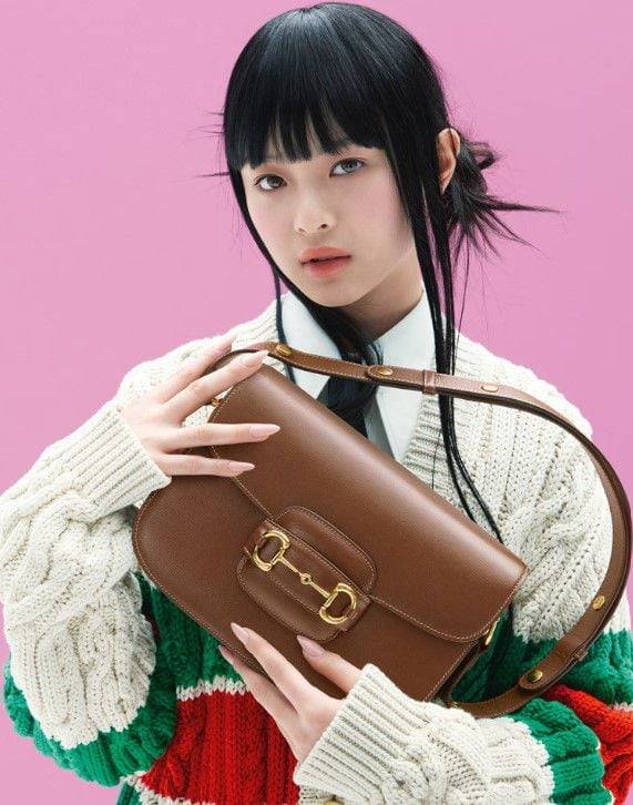 지난 3월, 구찌의 앰버서더인 뉴진스의 하니, 할리우드 차세대 연기파 배우 줄리아 러너, 싱어송라이터자 배우인 할리 베일리가 함께 한 구찌 홀스빗 1955 캠페인은 공개되자 패션계의 탑 이슈로 떠올랐다. 구찌 제공.