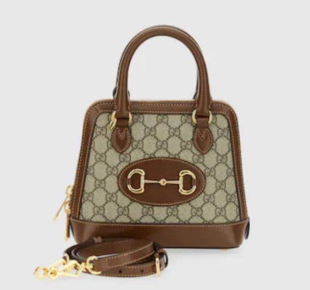 브라운 가죽 트리밍이 돋보이는 하우스 모노그램 캔버스 소재의 미니 탑 핸들백. 구찌 홀스빗 1955 라인에서 새롭게 선보이는 아이템으로, 오리지널 디테일에 현대적인 감성을 더했다. 구찌 제공.