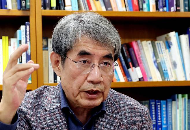 이덕환 서강대 명예교수가 20일 오후 서울 성동구 사무실에서 한겨레와 인터뷰를 하고 있다.김경호 선임기자 jijae@hani.co.kr