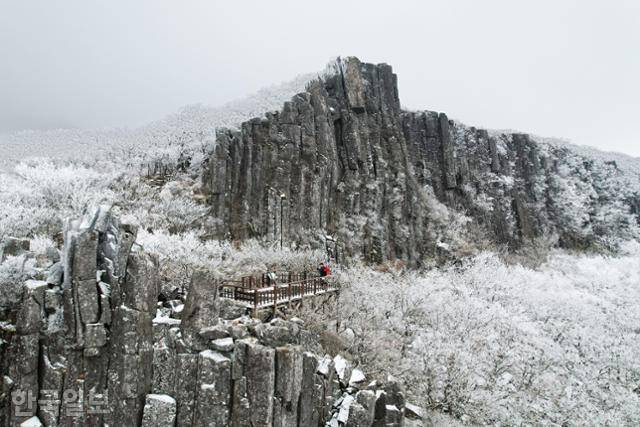 무등산 꼭대기의 서석대 설경. 검은 돌기둥과 하얀 눈꽃이 조화를 이뤄 웅장한 수묵담채화를 보는 듯하다.