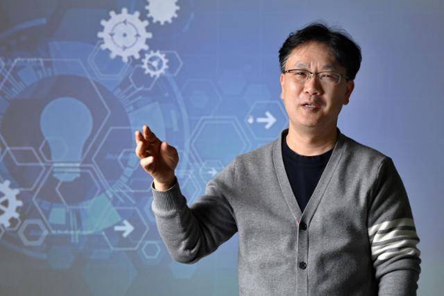 고범석 일리아스AI 대표가 AI로 공기 중 냄새 성분을 분석해 마약류를 찾아내는 전자코에 대해 설명하고 있다. 김예원 인턴기자