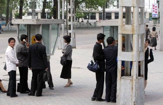 평양 시내 공중전화를 이용하는 북한 주민들. 중앙포토