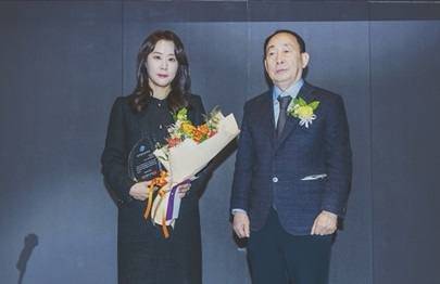 ‘2023 한국방송작가상’을 수상한 박진아(사진 왼쪽) 교수. 한국방송작가협회 제공