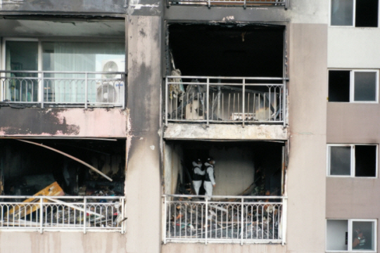 26일 경찰과 국립과학수사연구원 관계자 등이 전날 화재로 주민 2명이 사망한 서울 도봉구 한 아파트에서 합동 현장 감식을 벌이고 있다. 백동현 기자