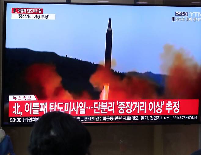 3일 오전 서울역 대합실에서 시민들이 북한의 동해상 탄도미사일 발사 관련 뉴스를 시청하고 있다./뉴스1