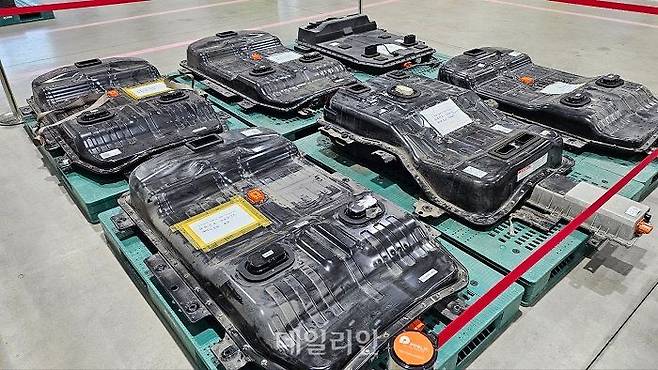 수도권 미래폐자원 거점수거센터에서 성능검사를 마친 전기차 폐배터리가 민간 매각을 앞두고 창고에 보관돼 있다. ⓒ데일리안 장정욱 기자