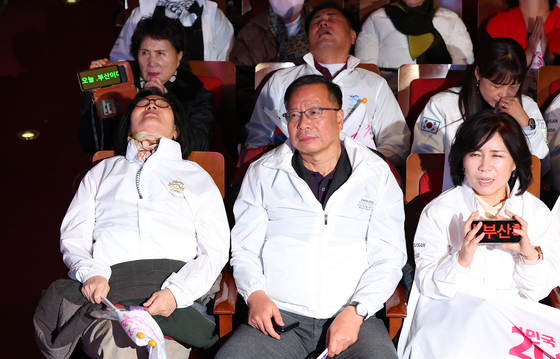 Residents of Busan shed tears after the port city’s defeat by Saudi’s Riyadh in a secret ballot in Paris on Nov. 28, dashing Korea’s hope to host the World Expo in 2030. People had gathered in Busan Citizen’s Hall in Dong District to watch the voting process of the Bureau International des Expositions (BIE) general assembly in France. [YONHAP]