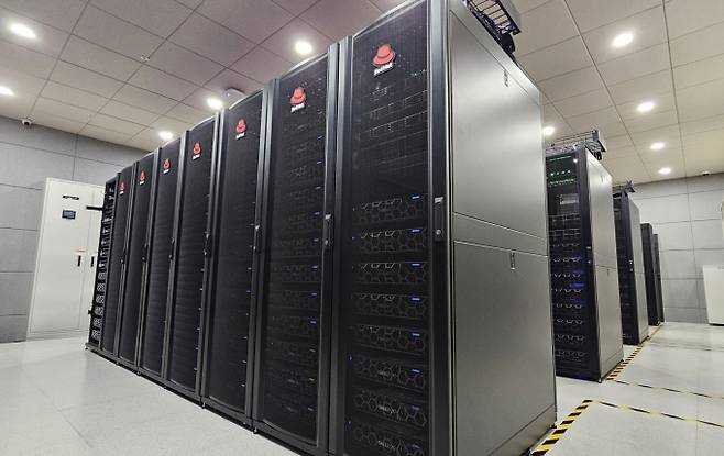 삼성전자 화성캠퍼스에 위치한 SMRC에서 레드햇과 업계 최초 CXL 메모리 동작 검증. / 사진=삼성전자