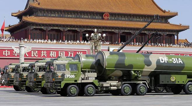 중국이 수도 베이징에서 2015년 9월 3일 '중국인민의 항일전쟁 승리 및 세계 반(反)파시스트 전쟁 승리 70주년' 기념식과 사상 최대 규모의 군사퍼레이드(열병식)를 개최한 가운데 중국 군용 차량이 대륙간탄도미사일 '둥펑(東風·DF)-31A'을 싣고 톈안문을 지나고 있다./AP 뉴시스