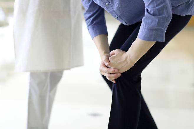젊더라도 오래 앉아있거나 계단을 내려갈 때 무릎이 아프다면 연골연화증을 의심해볼 필요가 있다. /게티이미지뱅크