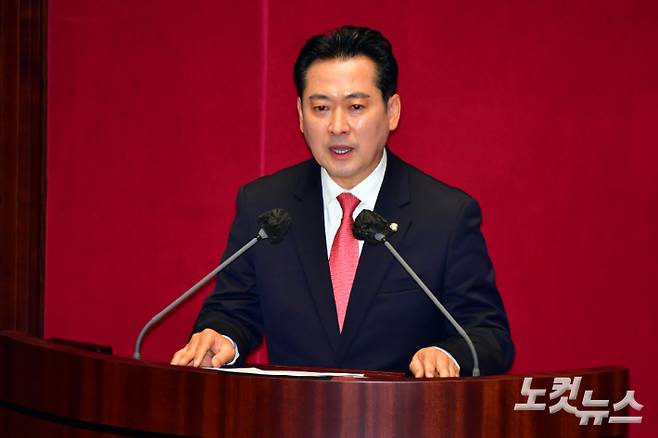 11일 서울 여의도 국회 본회의장에서 열린 제405회 국회(임시회) 제2차 국회의원 선거제도 개선에 관한 결의안 심사를 위한 전원위원회에서 국민의힘 장동혁 의원이 발언을 하고 있다. 윤창원 기자