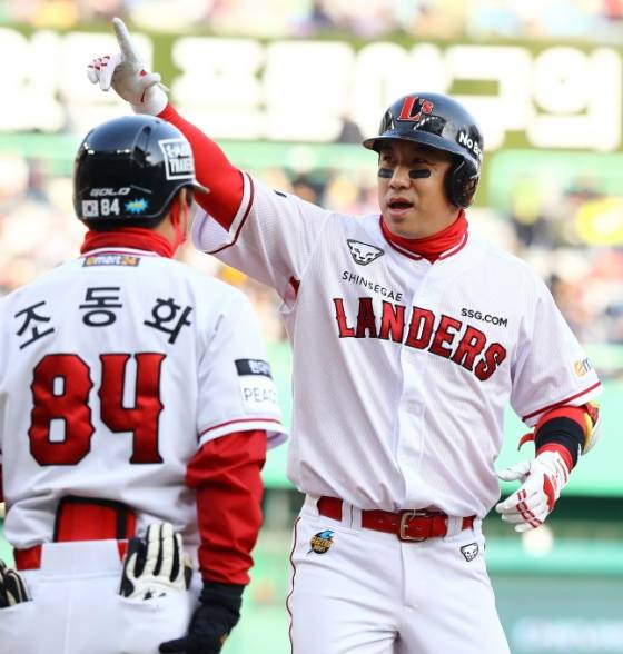 한화로 이적한 김강민(오른쪽). /사진=SSG 랜더스