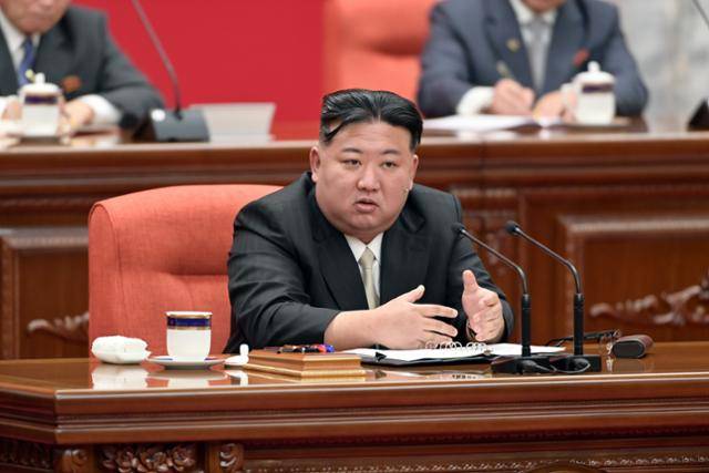 지난 26일부터 30일까지 5일간 평양 노동당 중앙위원회 본부에서 진행된 당 중앙위원회 제8기 제9차 전원회의에서 김정은 북한 국무위원장이 발언하고 있다. 노동신문 뉴스1