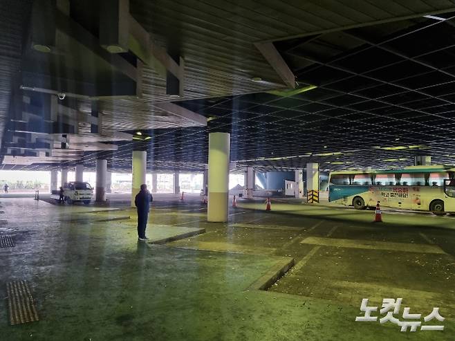 버스 하차장이었던 구역이 현재는 비어 있다. 정성욱 기자