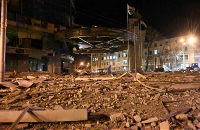 30일(현지시간) 우크라이나 수도 키이우 시가지가 폐허로 변해 있다. 전날 러시아군의 미사일 공격으로 우크라이나 전역에서 주택과 기반시설이 파괴되고 200여명의 사상자가 발생했다. AFP연합뉴스