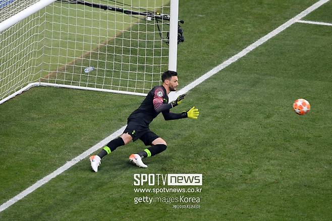 ▲ 토트넘은 31일(한국시간) 구단 공식 홈페이지를 통해 요리스와 작별을 발표했다. 이들은 “우리의 위대한 선수 중 한 명이 토트넘 통산 447경기 출장으로 최대 출장 역대 7위, 9년 동안 토트넘 팀 주장을 맡았던 요리스가 11년 동안 동행을 마무리한다. 미국에서 새로운 도전을 시작하게 됐다”라고 발표했다