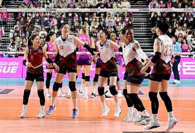 승리 후 기뻐하는 현대건설 선수들. /사진=KOVO