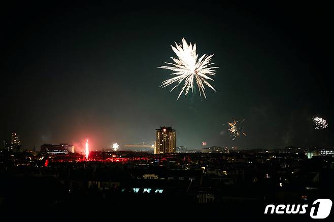 1일(현지시간) 2024년 새해를 기념하는 불꽃놀이 행사가 오스트리아 비엔나에서 열리고 있다. ⓒ 로이터=뉴스1 ⓒ News1 이유진 기자