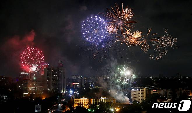케냐 수도 나이로비에서 2024년 새해맞이 불꽃놀이 행사가 열리고 있다. ⓒ 로이터=뉴스1 ⓒ News1 이유진 기자