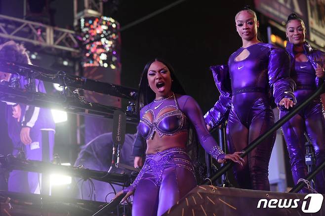 지난달 31일(현지시간) 2024년 새해를 앞두고 미국 뉴욕 타임스퀘어에서 신년맞이 행사가 진행되고 있다. ⓒ 로이터=뉴스1 ⓒ News1 이유진 기자