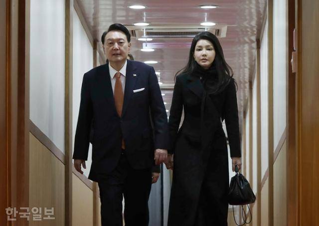 지난해 12월 15일 네덜란드 국빈 방문 일정을 마치고 귀국한 윤석열 대통령이 경기 성남 서울공항 2층 실내행사장을 통해 귀국하고 있다. 성남=서재훈 기자