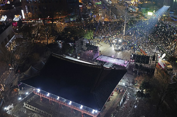 2023년 마지막 날인 31일 오후 서울 종로구 보신각에서 열린 '2023 제야의 종 타종 행사'에서 시민들이 다가올 2024년 새해를 기다리고 있다. 연합뉴스