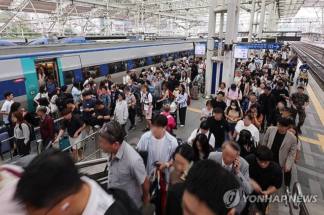 19년 만에 10억명 돌파한 KTX 이용객 (서울=연합뉴스) 신현우 기자 = 30일 오후 서울역에서 하차한 승객들이 이동하고 있다.
이날 한국철도공사(코레일)는 2004년 4월 1일 첫 운행을 시작한 KTX가 오는 31일 누적 이용객 10억명을 돌파한다고 밝혔다. 이는 5천만 국민이 한 사람당 20번씩 KTX를 탄 셈으로, 2015년 누적 이용객 5억명을 돌파한 지 약 8년 만의 기록이다. 2023.8.30 nowwego@yna.co.kr