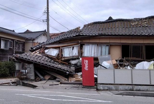 지진으로 무너진 일본 이시카와현 가옥의 모습. 연합뉴스