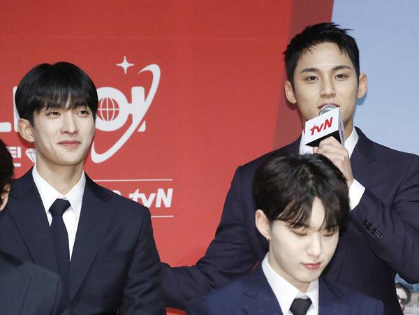 세븐틴 도겸(왼쪽)과 민규(사진=뉴스1)