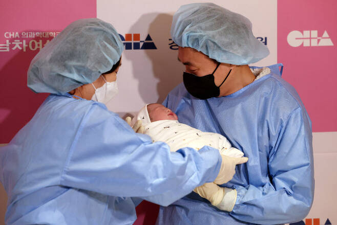 2024년 새해 첫 아기가 1일 0시께 서울 강남구 강남차여성병원에서 태어났다. (사진=뉴시스)