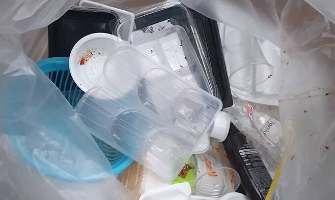 최근 서울 마포구 한 아파트단지 분리수거장에 분류된 플라스틱 제품들이 놓여 있다. 재활용 플라스틱제품은 이물질이 묻어있을 경우 재활용이 어려워 분리배출 전 세척하거나 일반쓰레기로 배출해야 한다. 이민경 기자